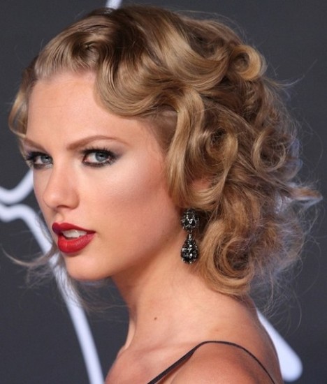 Taylor Swift Retro Look