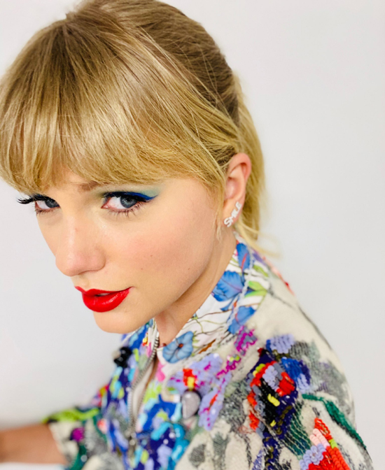 Taylor Swift i pandehår og pony