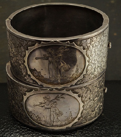 Antikke sølvsmykker i armbånd
