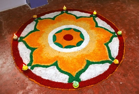 Farverig Rangolis lavet på gulvet