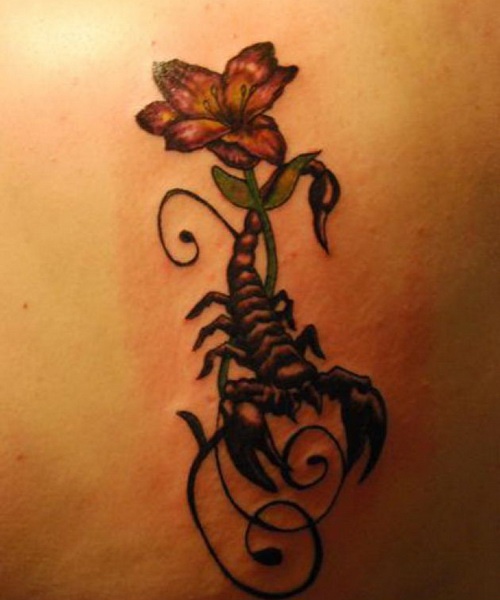 Skorpió rózsa tetoválás hölgyeknek