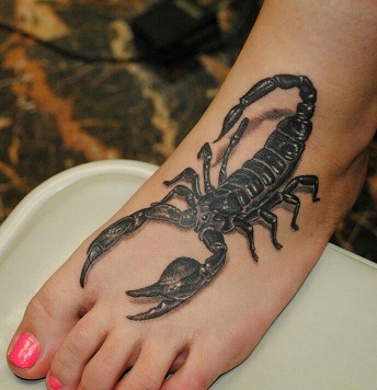 Skorpió tetoválás lányoknak lábakon
