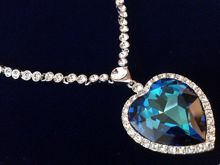 Hjerteformet blå diamant halskæde