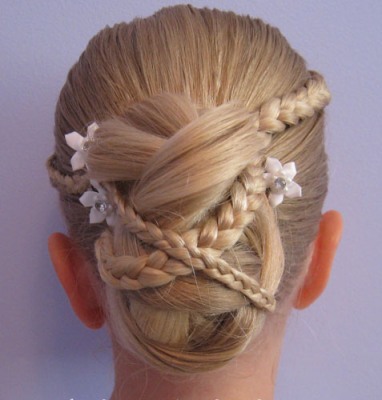 Micro Braid Updo frizurák virágos lánynak