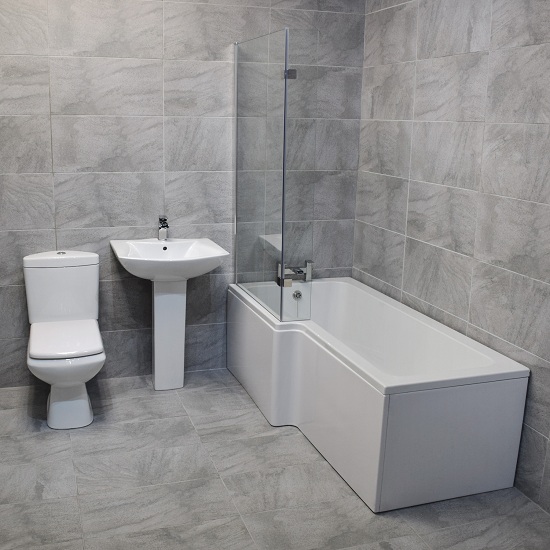 L -alakú fürdőszoba lakosztály