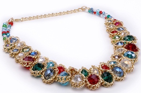 Gylden kæde med farvede halskæder med perler