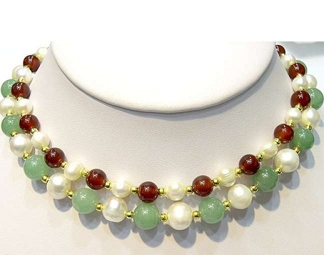 Farverige perler med perlerede halskæder
