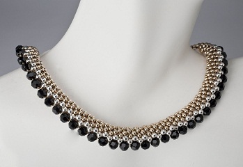 Halskæde med sorte perler