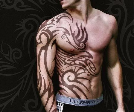 Törzsi tetoválások a fél oldalon