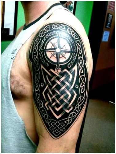 Skjoldærme keltiske tatoveringsdesigner