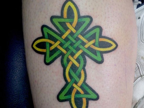 Sammenvævede keltiske kors -tatoveringer