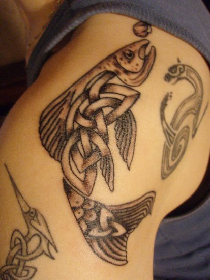 Fisk eller laks keltiske tatoveringsdesign på armen