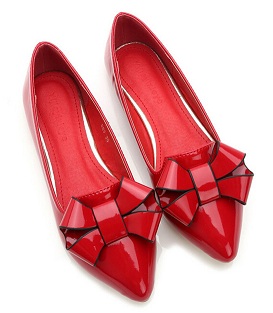 Részben viseljen hegyes vörös cipőt nőknek