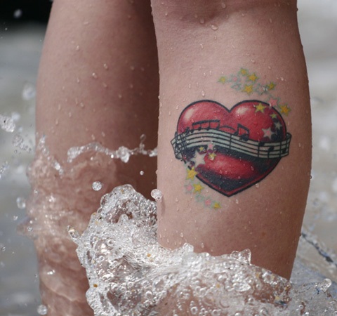 Trendy musik tatoveringer på benet