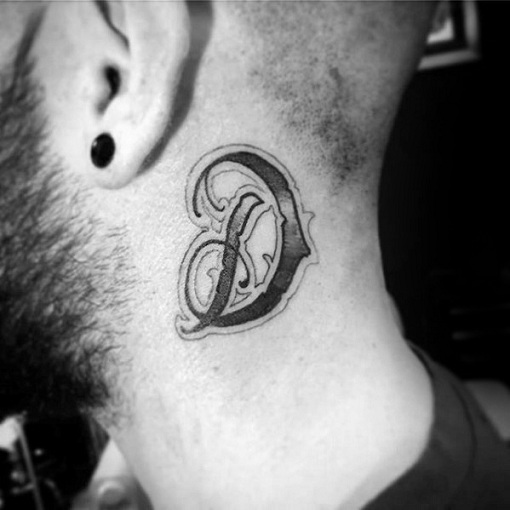D betű tetoválás
