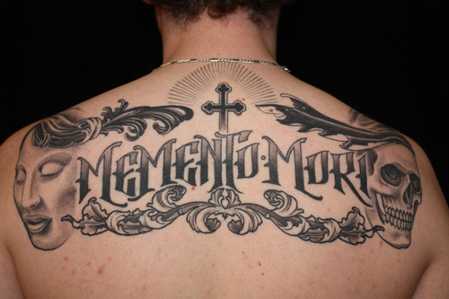Mori betűkkel készült tetoválás férfiaknak