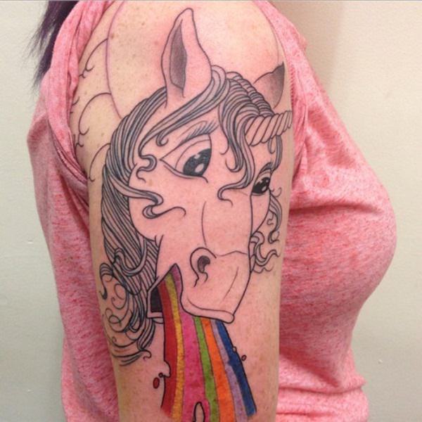 Rainbow Unicorn Tattoo på skulderen