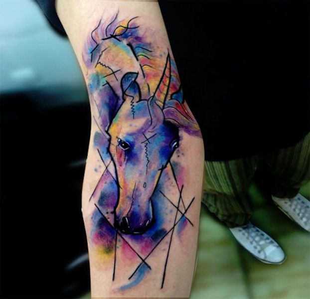 Akvarell Unicorn tetoválás a könyökön