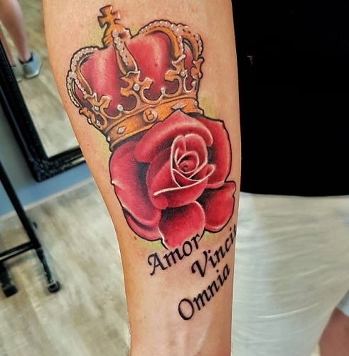 Vonzó Queen Tattoo Design