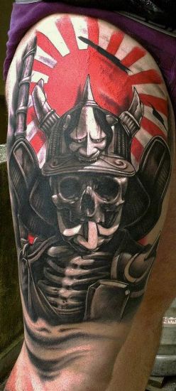 Szamuráj koponya tetoválás sisakkal