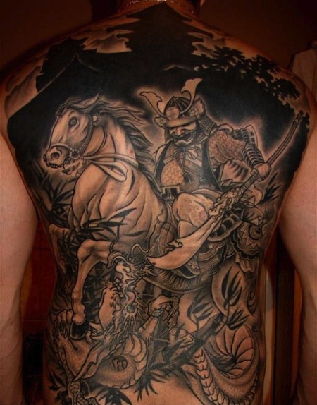Teljes hátú szamuráj ló tetováláson
