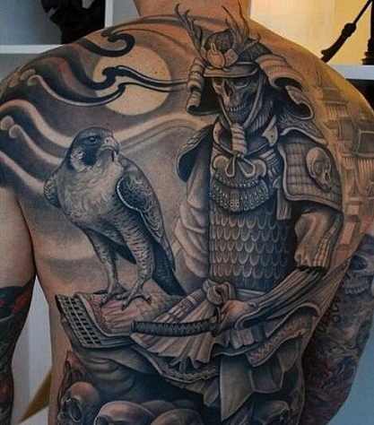 A koponya szamuráj sas tetoválással