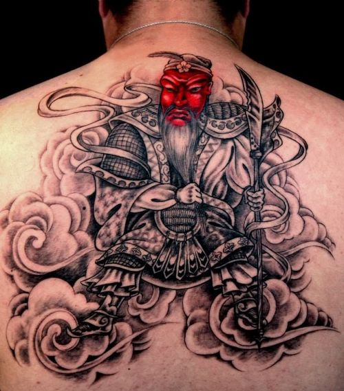 En samuraj med en tatovering med rødt ansigt