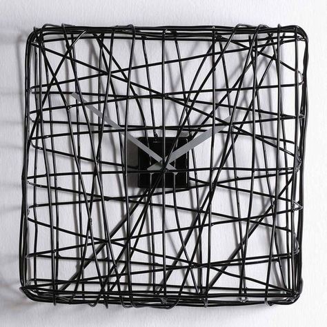 Fekete négyzet alakú óra