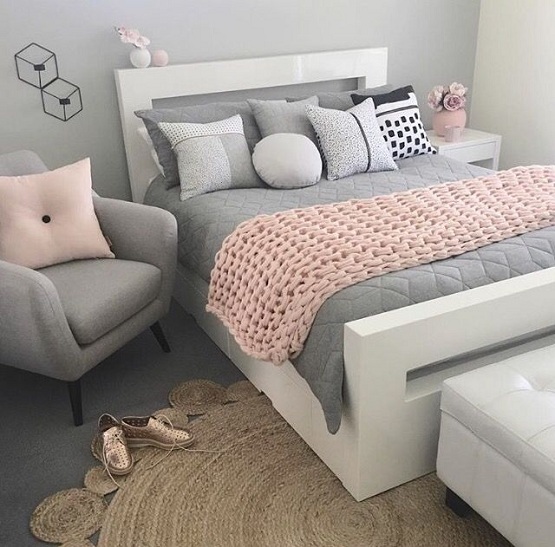 Lyserød og grå teenagepige soveværelse