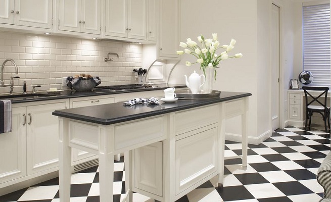 Fekete -fehér csempe padló konyha