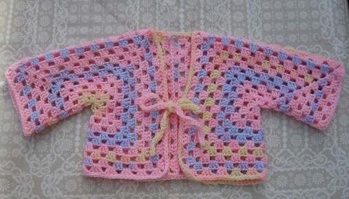 Baby sweater med Granny Squares