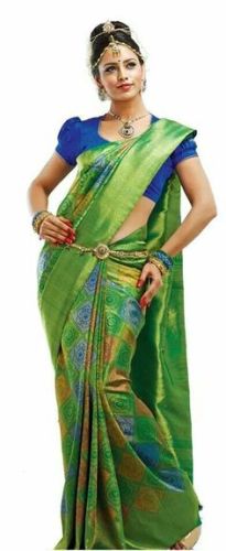 A nehéz hímzett zöld Nalli Saree