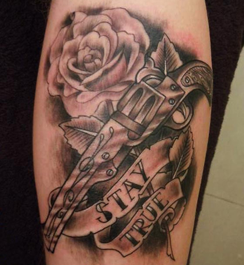 Fegyverek és rózsák tetoválás szavakkal