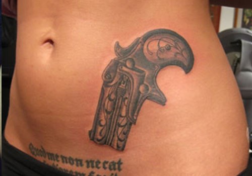 En almindelig gammel antik revolver -tatovering