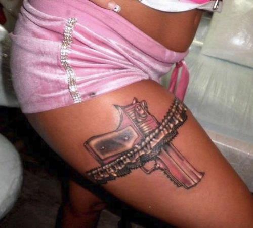 Sexet pistol tatoveringsdesign på ben