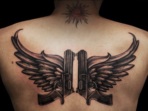 To pistoler tatoveringer på ryggen