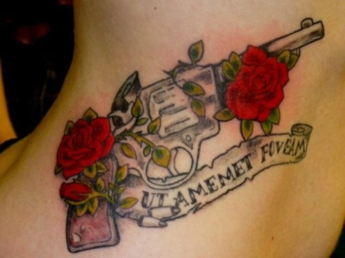 Pisztoly és rózsák tetoválás tervezés lányoknak