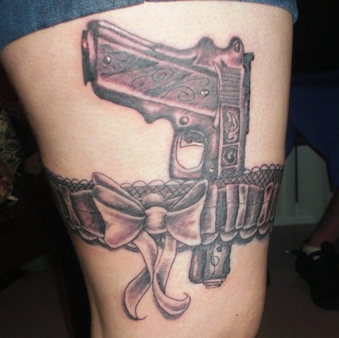 Pisztolytartó pisztoly tetoválás a combon