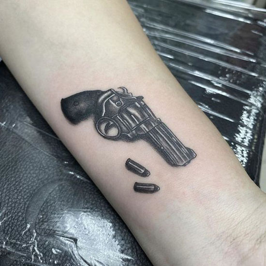 Bedste pistol tatoveringsdesign med billeder 9