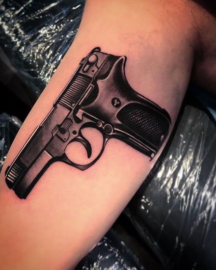 Bedste pistol tatoveringsdesign med billeder 10
