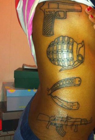 Fegyverek tetoválásminták a derékon nőknek