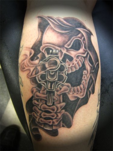 Skull Tattoo Gun på benet