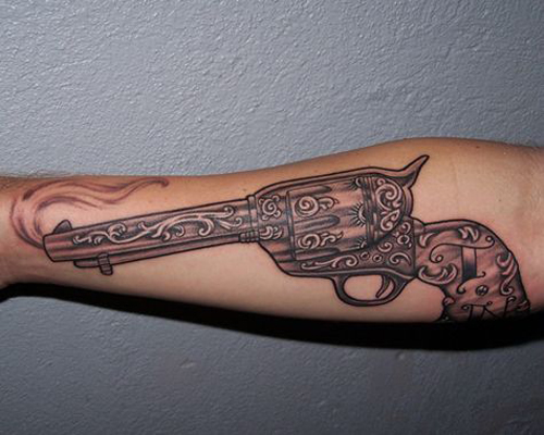 Dohányzó pisztoly tetoválás minták a kezében