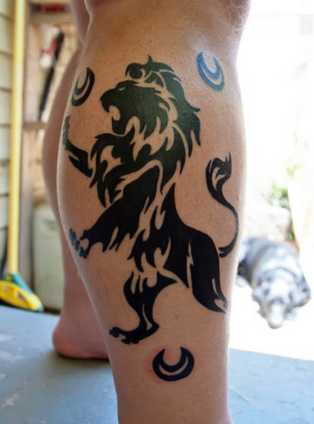 Oroszlán tetoválás törzsi tervezés a lábán