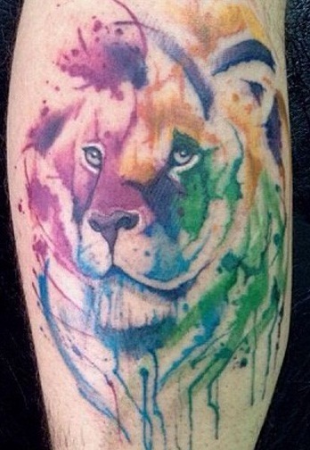 Akvarel løve tatovering på ben
