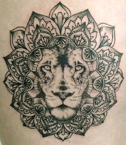 Virágmintás oroszlán tetoválás