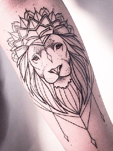 Black and Dot Work Lion Tattoo på håndleddet