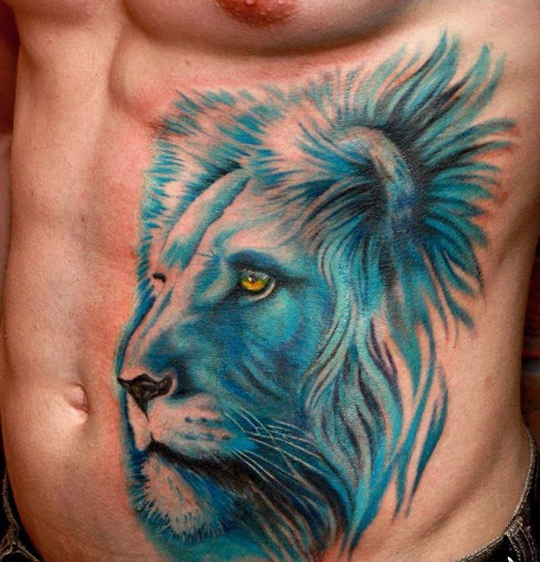 Kék színű oroszlán tetoválás a borda ketrecében férfiaknak