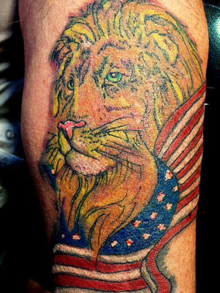 Amerikai zászló tetoválás oroszlánnal
