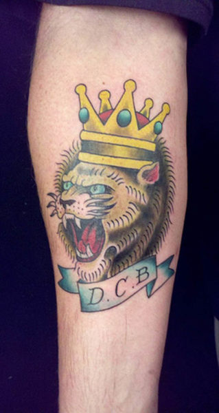 Orgó oroszlán arc tetoválás koronával